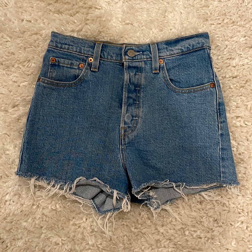 Levi’s Ribcage Jean Shorts - Size 26